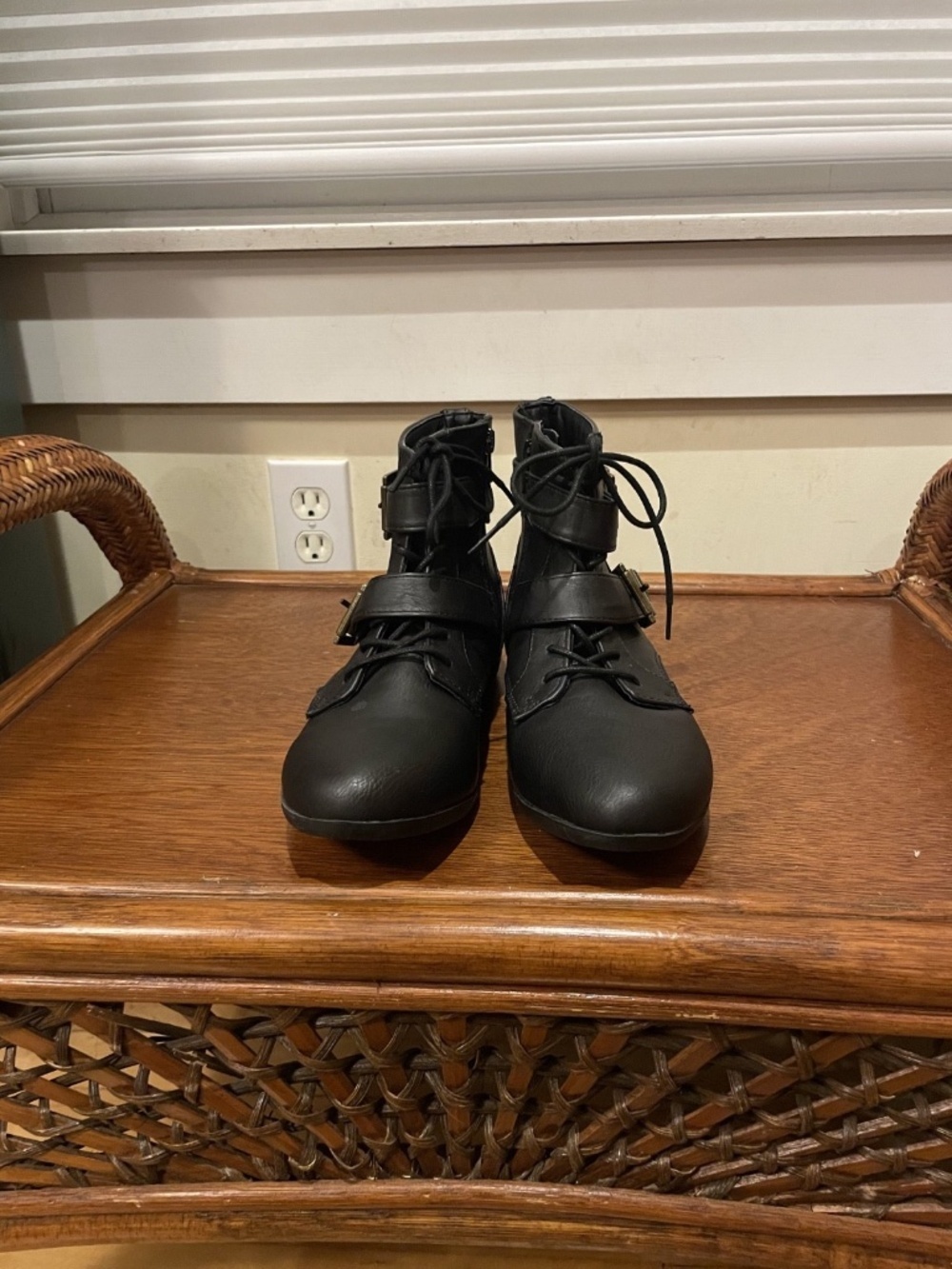 Women's faux-leather black Boots "Brand 99" with double buckles- Size 8 - Picture 2 of 10